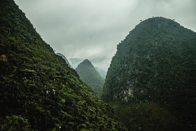 青山下灰色的云层
